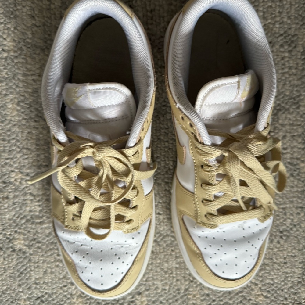 White and Beige Low-Top Nike dunks Sneakers